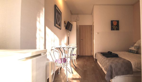Napfényes stúdió apartman étkezősarokkal és LED TV-vel