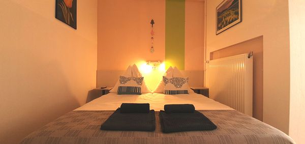 Ágy és konyharész a stúdió apartmanban