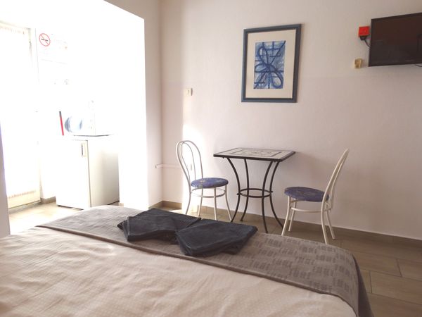 Apartman ággyal és étkezőasztallal