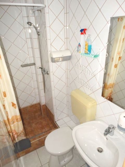 Zuhanyzós fürdőszoba, WC-vel