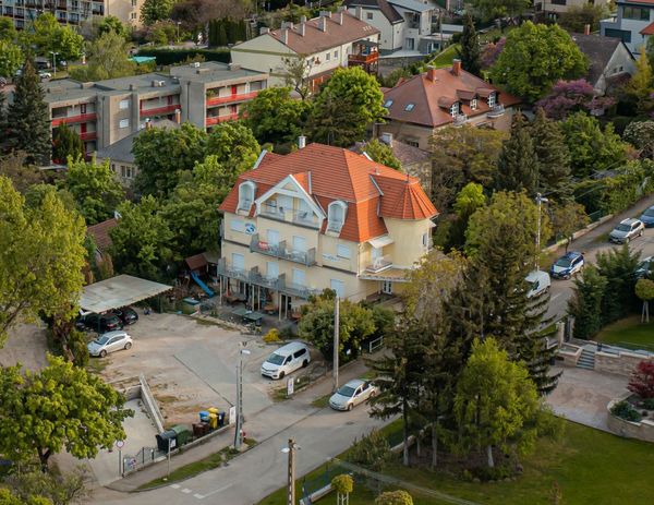 A Pensili Apartmanház madártávlatból, Balatonfüred zöldövezetében
